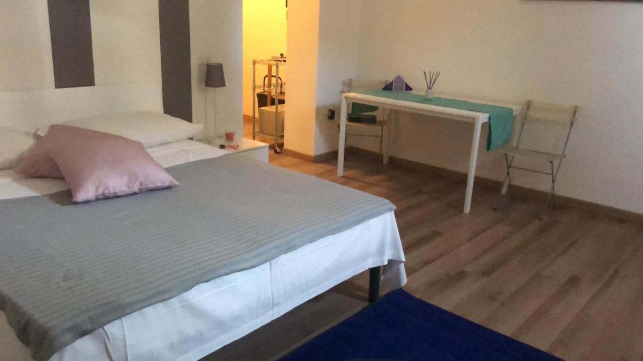 Ferienwohnung Monolocale Arredato Con Una Camera Parma Exterior foto