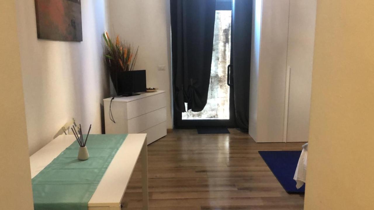 Ferienwohnung Monolocale Arredato Con Una Camera Parma Exterior foto