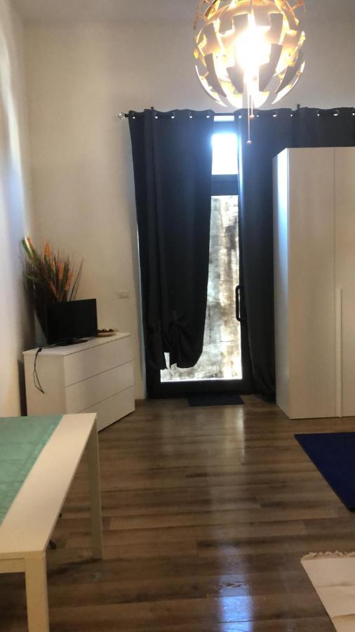 Ferienwohnung Monolocale Arredato Con Una Camera Parma Exterior foto